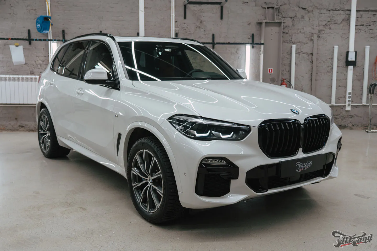 Оклейка BMW X5 полиуретаном, чистка кожи и защита керамикой